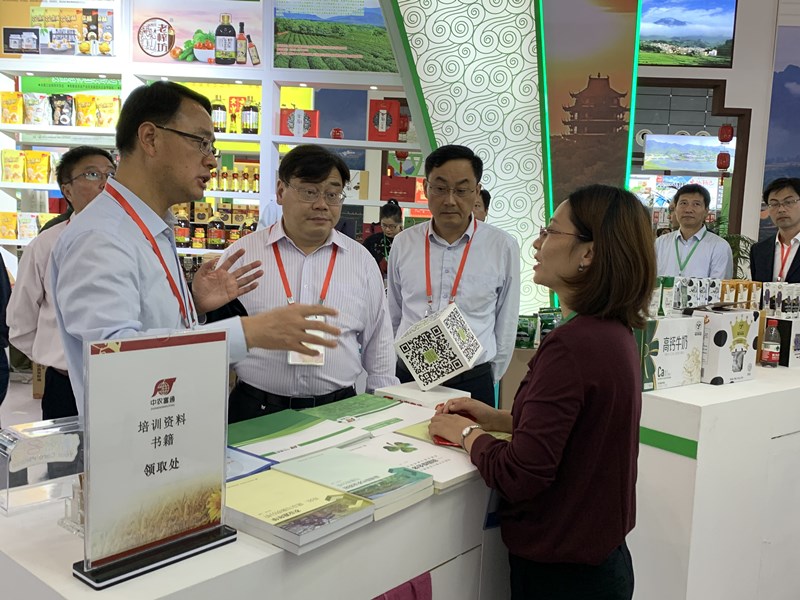 （從左至右）馬鞍山市分管農(nóng)業(yè)副市長楊市長，馬鞍市副秘書長劉秘書長，馬鞍山市農(nóng)業(yè)農(nóng)村局竇局長 (7)_副本.jpg