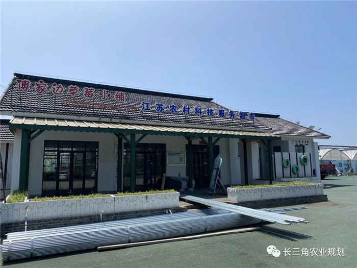 為了幫助園區(qū)的提檔升級(jí)，南京市農(nóng)業(yè)農(nóng)村局特委托中農(nóng)富通編制《南京市農(nóng)業(yè)園區(qū)發(fā)展研究報(bào)告》，以期從產(chǎn)業(yè)發(fā)展路徑、園區(qū)發(fā)展模式、保障措施等多維度為南京市農(nóng)業(yè)園區(qū)未來三年的發(fā)展做統(tǒng)籌謀劃。 8月19日，中農(nóng)(圖3)