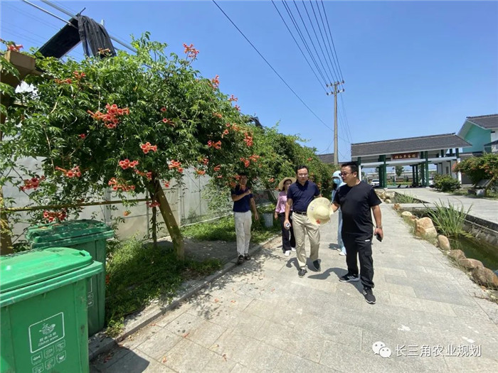 為了幫助園區(qū)的提檔升級(jí)，南京市農(nóng)業(yè)農(nóng)村局特委托中農(nóng)富通編制《南京市農(nóng)業(yè)園區(qū)發(fā)展研究報(bào)告》，以期從產(chǎn)業(yè)發(fā)展路徑、園區(qū)發(fā)展模式、保障措施等多維度為南京市農(nóng)業(yè)園區(qū)未來三年的發(fā)展做統(tǒng)籌謀劃。 8月19日，中農(nóng)(圖4)