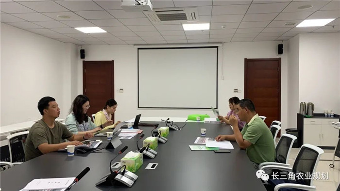 為了幫助園區(qū)的提檔升級(jí)，南京市農(nóng)業(yè)農(nóng)村局特委托中農(nóng)富通編制《南京市農(nóng)業(yè)園區(qū)發(fā)展研究報(bào)告》，以期從產(chǎn)業(yè)發(fā)展路徑、園區(qū)發(fā)展模式、保障措施等多維度為南京市農(nóng)業(yè)園區(qū)未來三年的發(fā)展做統(tǒng)籌謀劃。 8月19日，中農(nóng)(圖9)