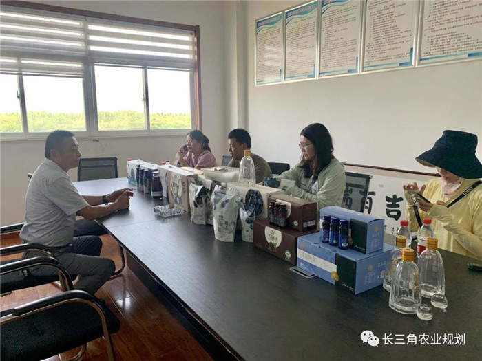 為了幫助園區(qū)的提檔升級(jí)，南京市農(nóng)業(yè)農(nóng)村局特委托中農(nóng)富通編制《南京市農(nóng)業(yè)園區(qū)發(fā)展研究報(bào)告》，以期從產(chǎn)業(yè)發(fā)展路徑、園區(qū)發(fā)展模式、保障措施等多維度為南京市農(nóng)業(yè)園區(qū)未來三年的發(fā)展做統(tǒng)籌謀劃。 8月19日，中農(nóng)(圖16)