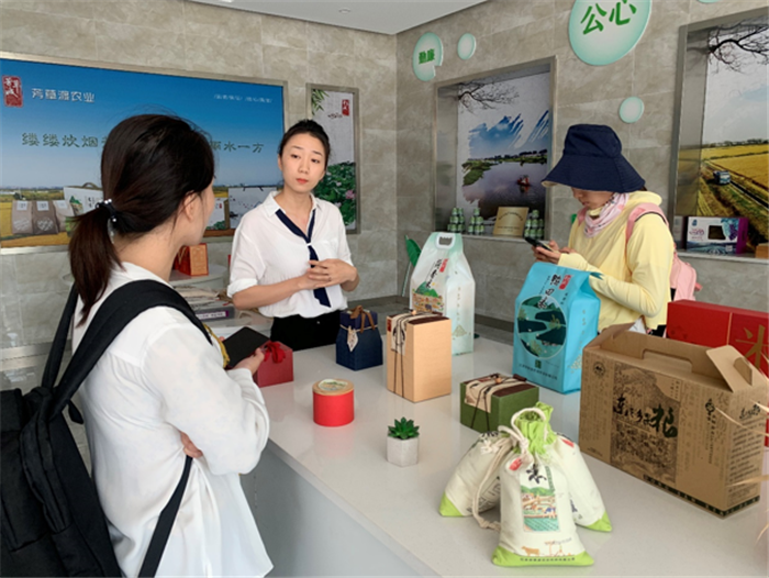 9月3日，中農富通調研組兵分兩路對南京高淳區武家嘴現代農業產業示范園區和棲霞區龍潭現代農業產業示范園區的調研工作。(圖21)